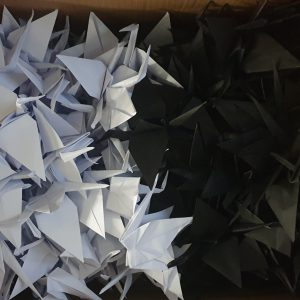biało czarne pudło z origami